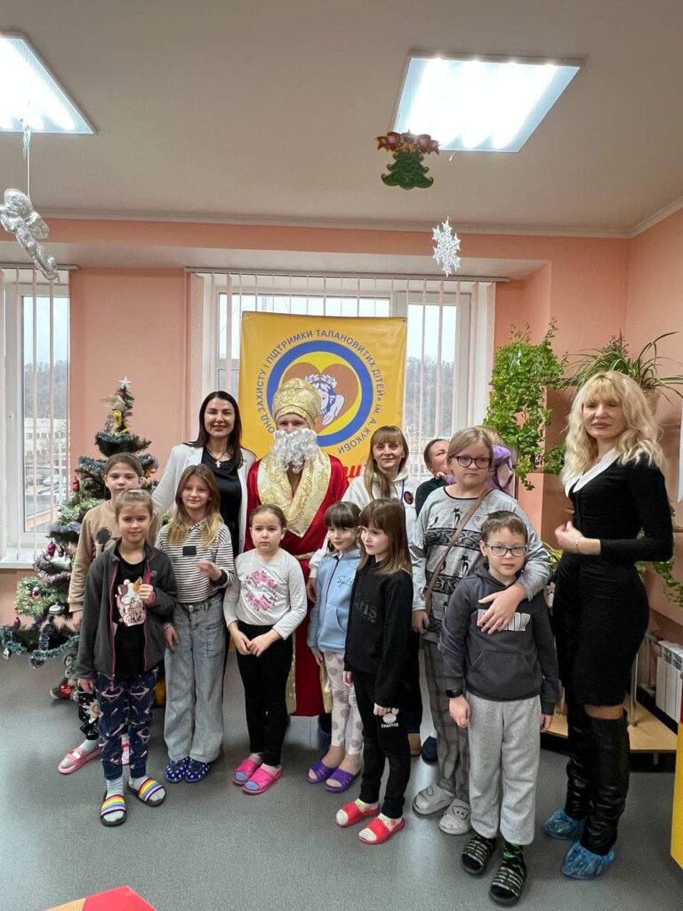 Новорічні свята стають до нас все ближче, а ми продовжуємо вітати з ними малечу